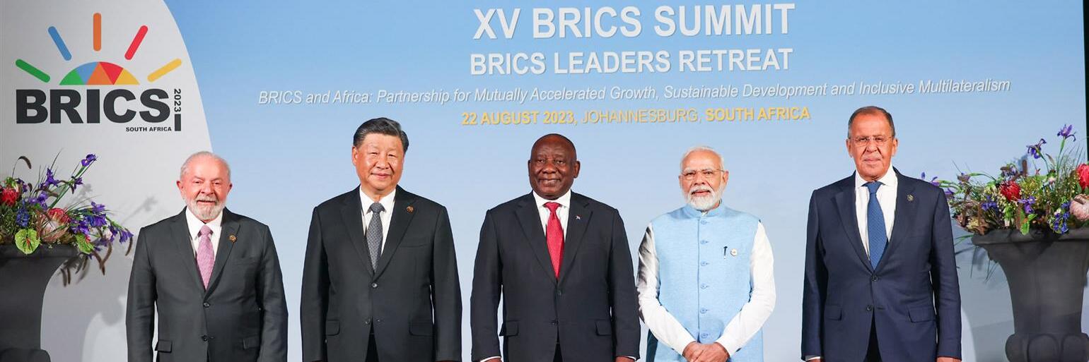 Die Staats- und Regierungschefs der vier BRICS-Staaten Lula, Xi Jinping und Cyril Ramaphosa mit dem russischen Außenminister Sergej Lawrow